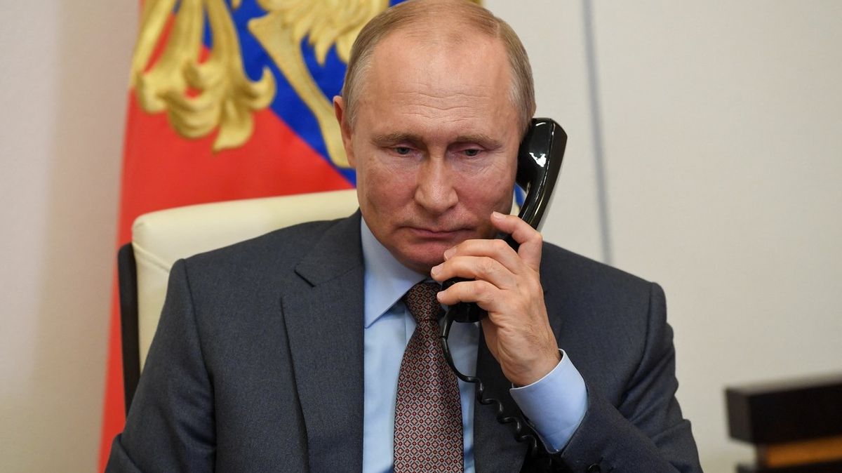 Ukrajina nás provokuje, stěžoval si Putin Merkelové po telefonu